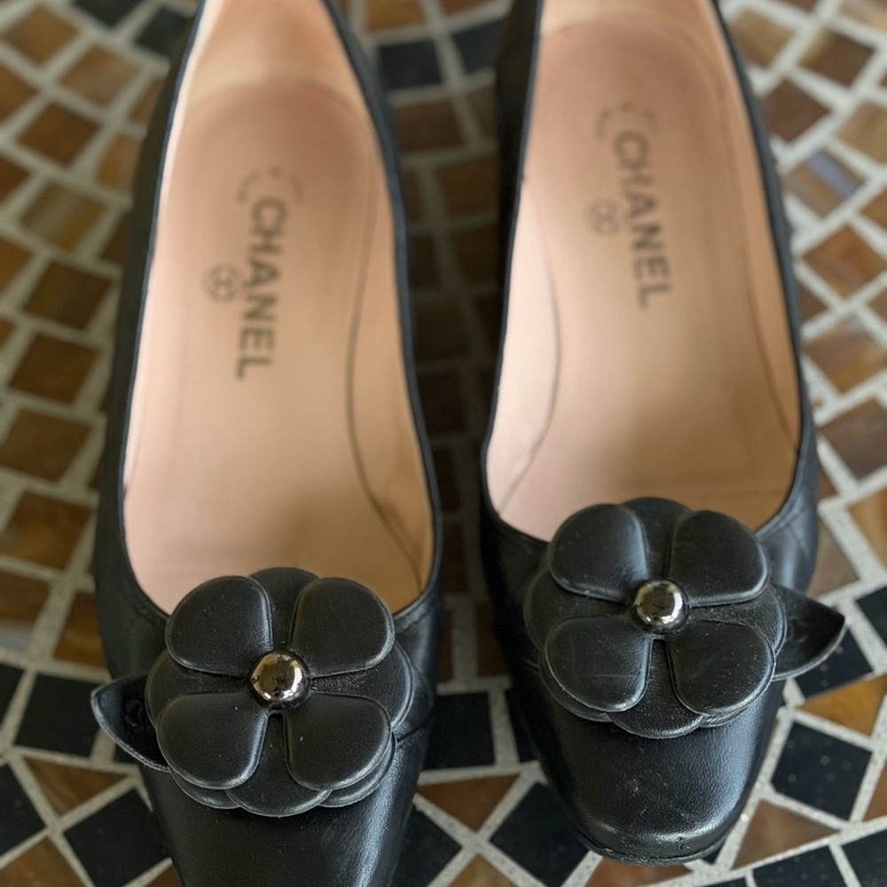 CHANEL Vintage Camellia Accent Flats